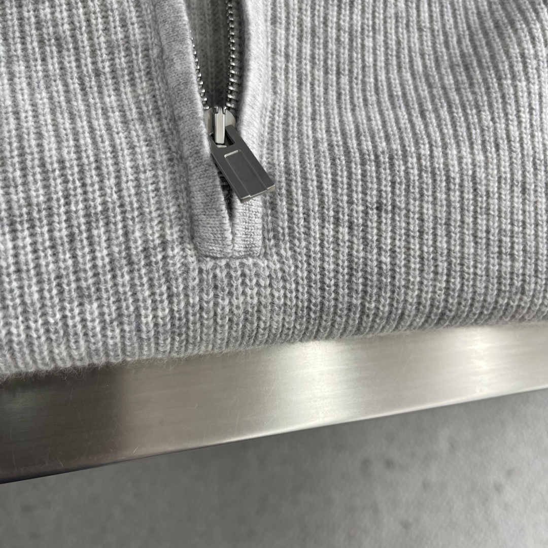 -loro Piana 25fw新款半拉链高领毛衣，这款毛衣采用常规版型和带金属拉链头的半拉链门禁，衣领