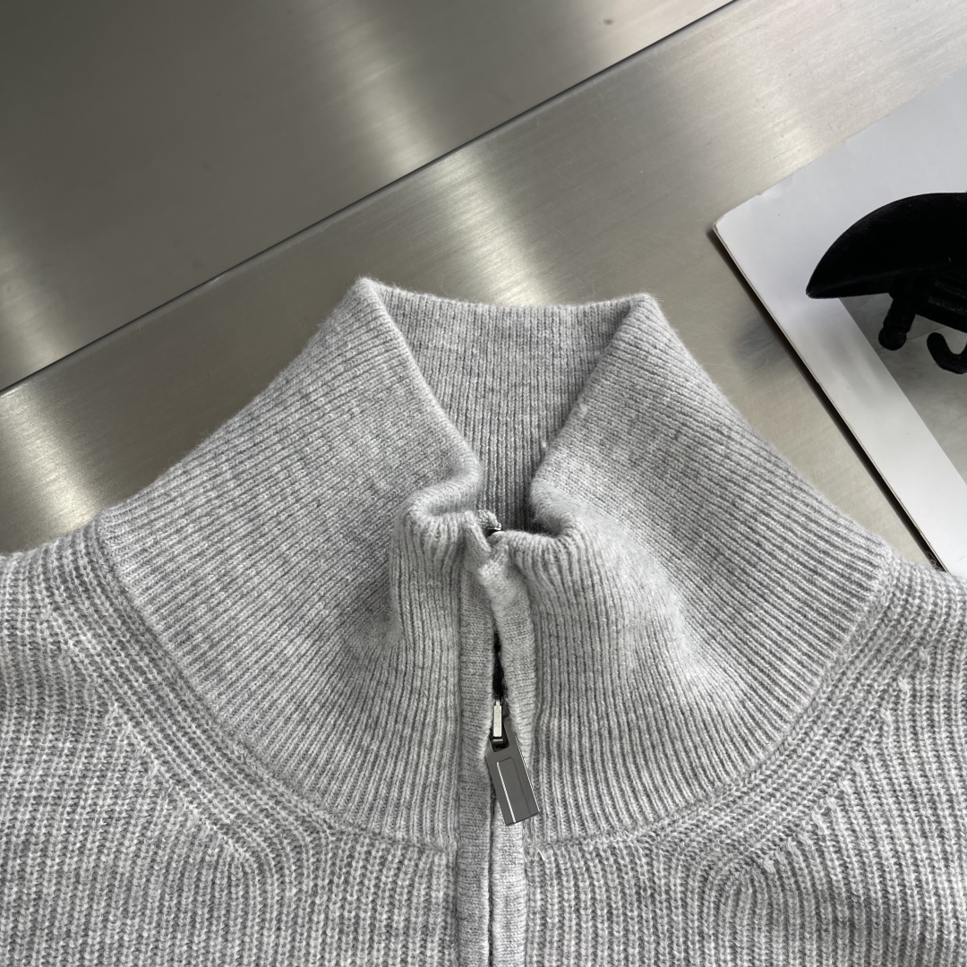 -loro Piana 25fw新款半拉链高领毛衣，这款毛衣采用常规版型和带金属拉链头的半拉链门禁，衣领