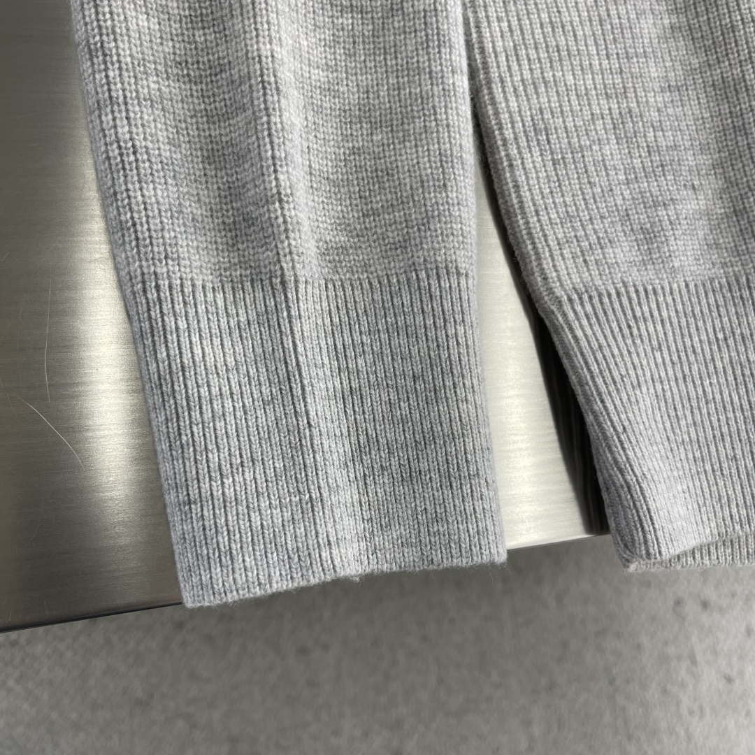 -loro Piana 25fw新款半拉链高领毛衣，这款毛衣采用常规版型和带金属拉链头的半拉链门禁，衣领