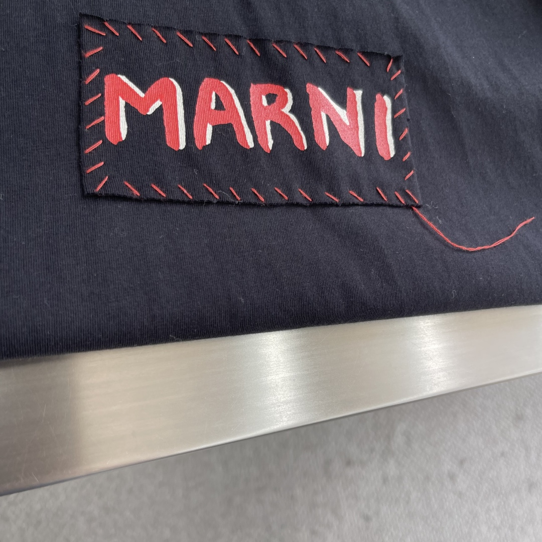 -MARNI 25ss新款圆领Logo贴标平直下摆长袖T恤 男款 码数：46.48.50.52衣长676
