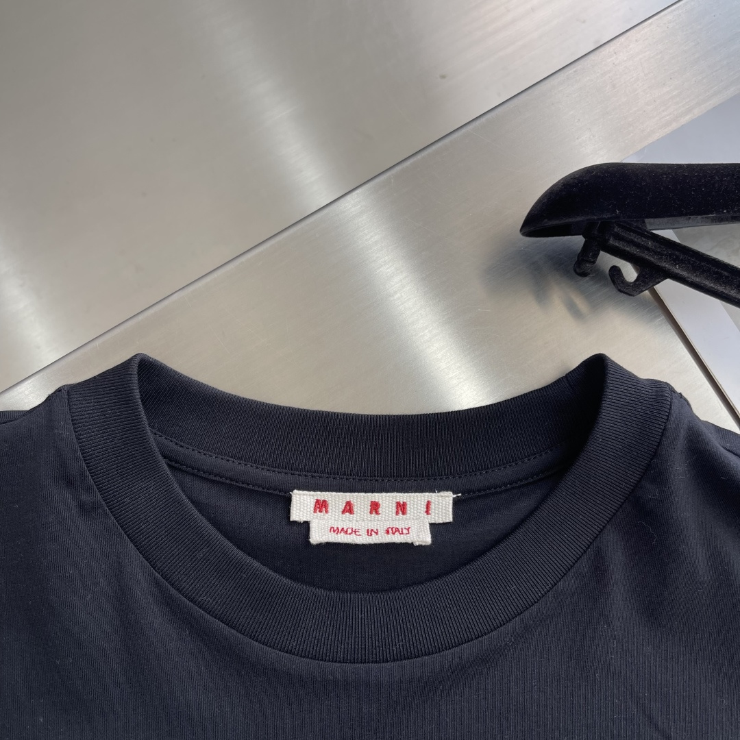 -MARNI 25ss新款圆领Logo贴标平直下摆长袖T恤 男款 码数：46.48.50.52衣长676