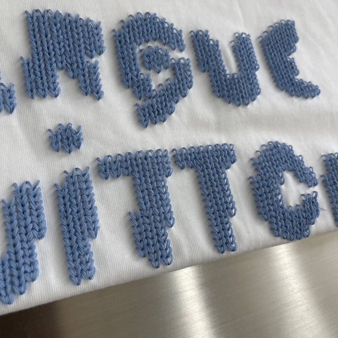 -驴牌 25fw中空绣花短袖棉质平纹针织T恤采用勾毛刺绣手法精心制作，是秋冬季搭配外套轻松易穿的单品。它