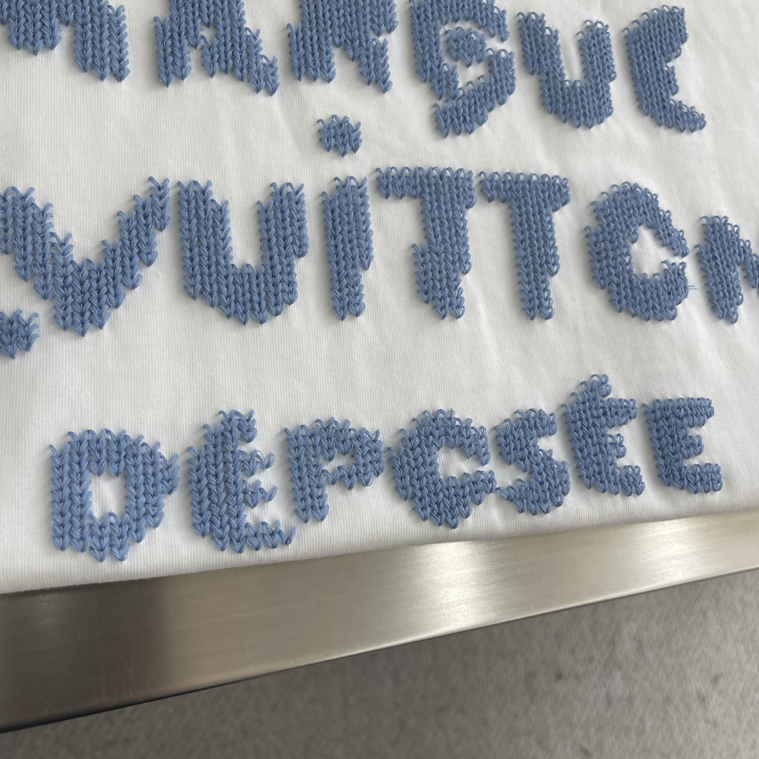 -驴牌 25fw中空绣花短袖棉质平纹针织T恤采用勾毛刺绣手法精心制作，是秋冬季搭配外套轻松易穿的单品。它