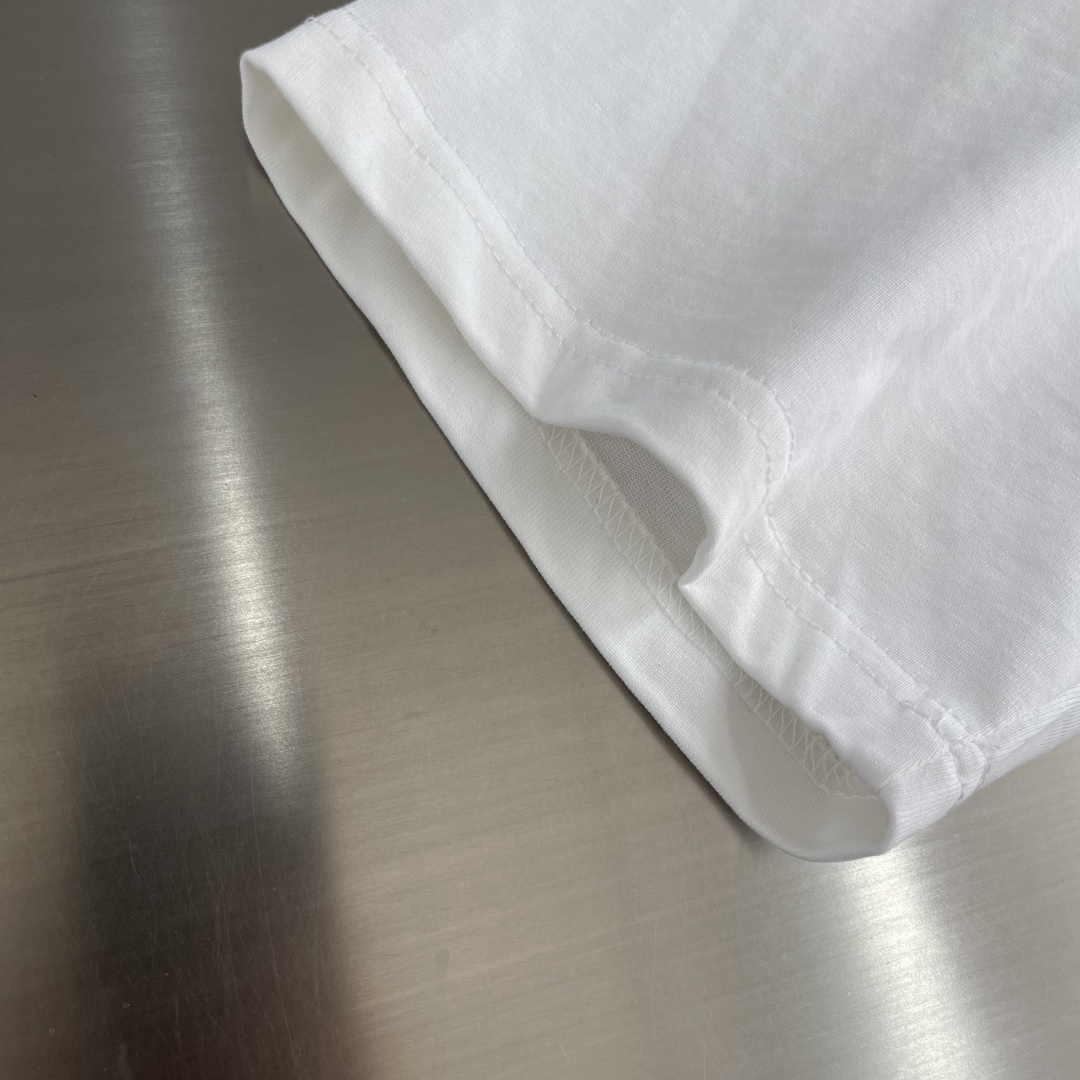 -驴牌 25fw中空绣花短袖棉质平纹针织T恤采用勾毛刺绣手法精心制作，是秋冬季搭配外套轻松易穿的单品。它