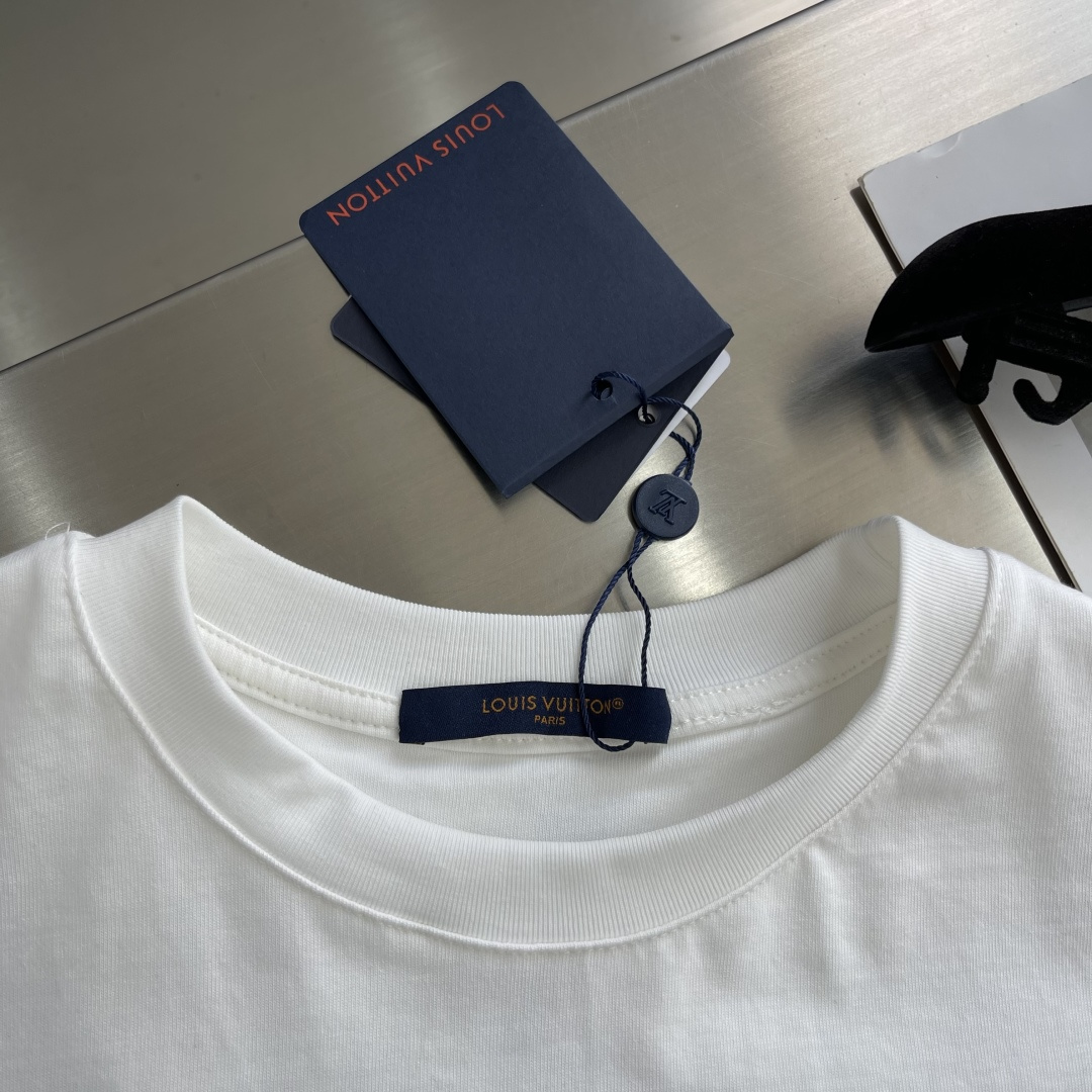 -驴牌 25fw中空绣花短袖棉质平纹针织T恤采用勾毛刺绣手法精心制作，是秋冬季搭配外套轻松易穿的单品。它