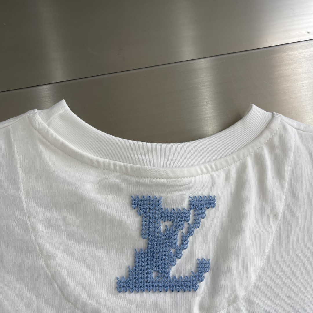 -驴牌 25fw中空绣花短袖棉质平纹针织T恤采用勾毛刺绣手法精心制作，是秋冬季搭配外套轻松易穿的单品。它