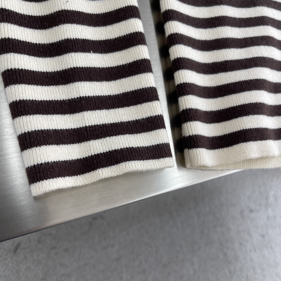 -PRAD 条纹刺绣圆领毛衣定织丝光羊毛混纺针织料 柔软细腻 舒适贴肤 奶油色的柔润与棕色的暖调在针织肌