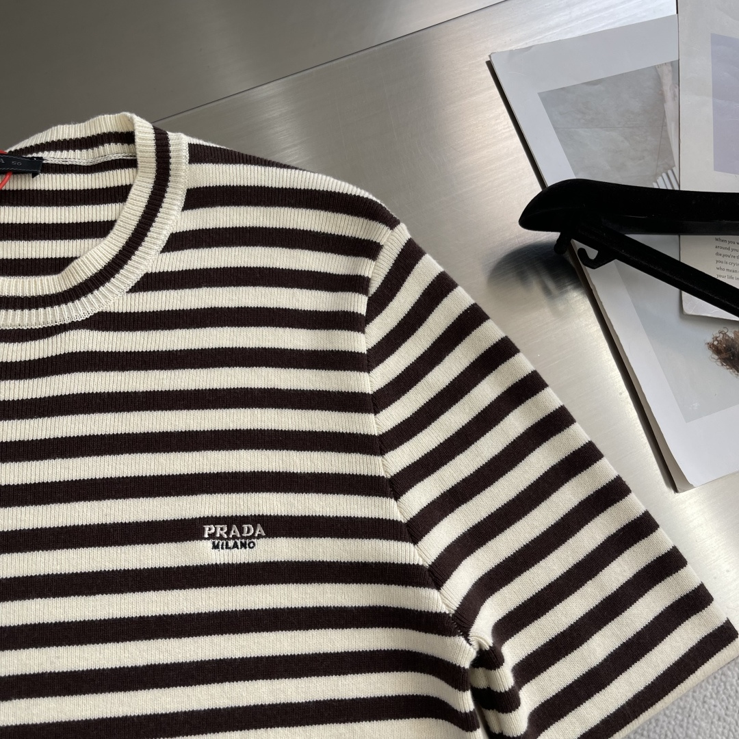 -PRAD 条纹刺绣圆领毛衣定织丝光羊毛混纺针织料 柔软细腻 舒适贴肤 奶油色的柔润与棕色的暖调在针织肌