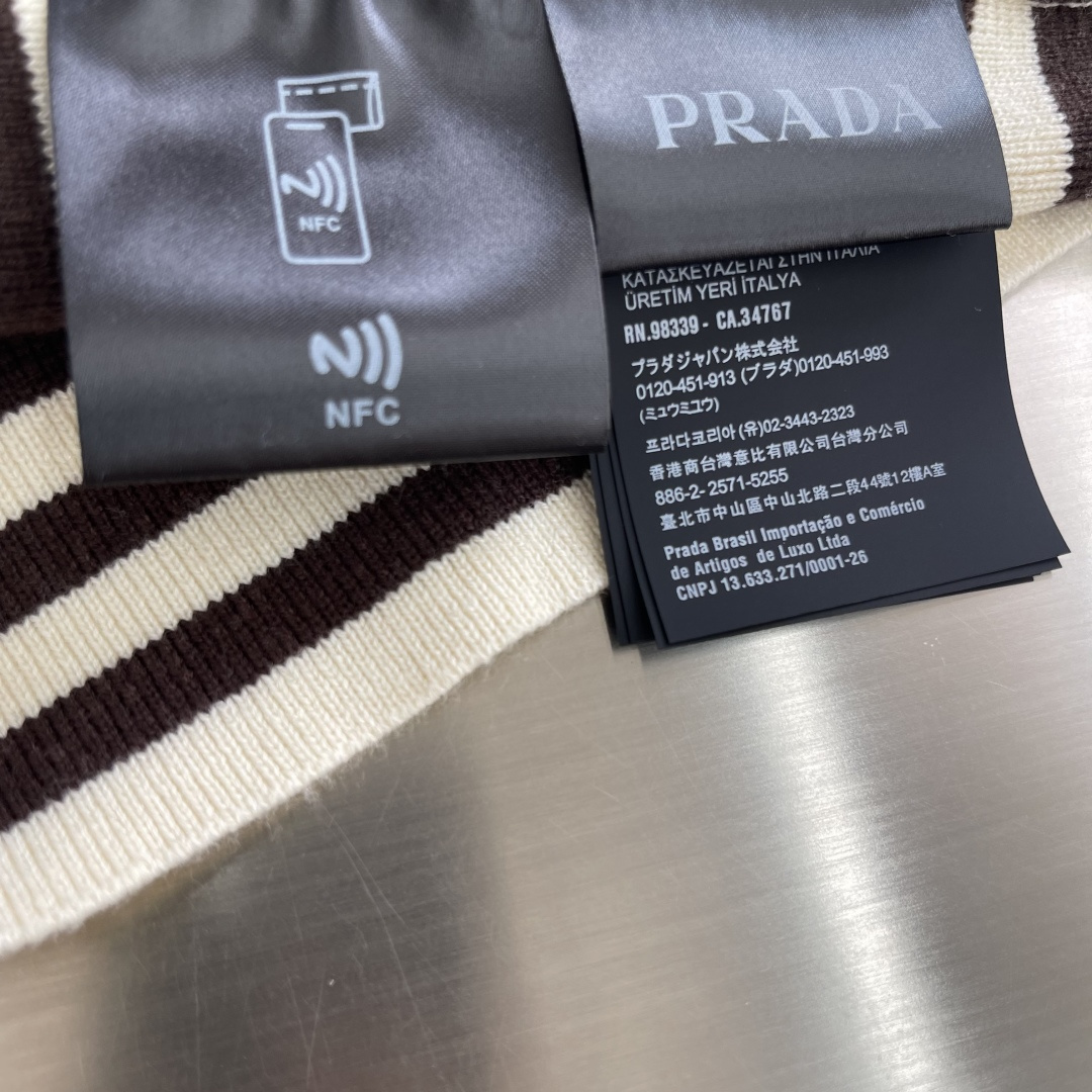 -PRAD 条纹刺绣圆领毛衣定织丝光羊毛混纺针织料 柔软细腻 舒适贴肤 奶油色的柔润与棕色的暖调在针织肌