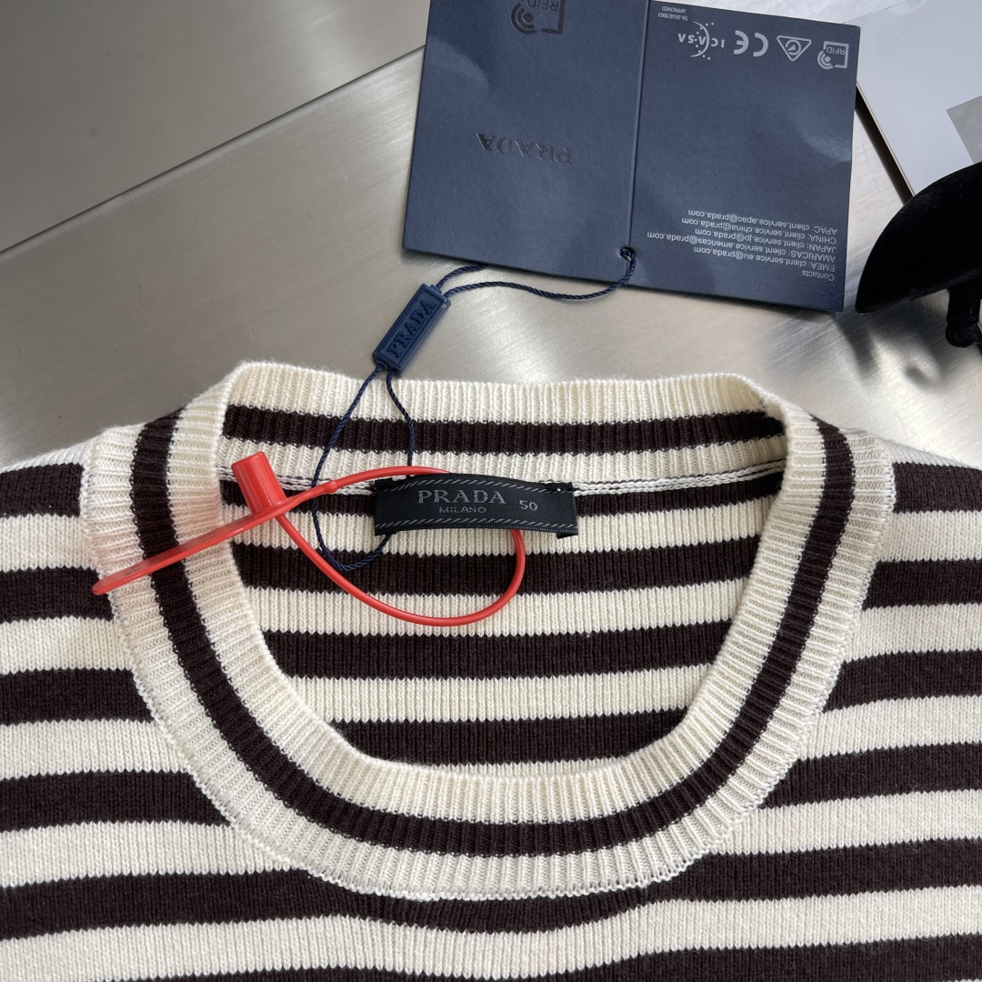 -PRAD 条纹刺绣圆领毛衣定织丝光羊毛混纺针织料 柔软细腻 舒适贴肤 奶油色的柔润与棕色的暖调在针织肌