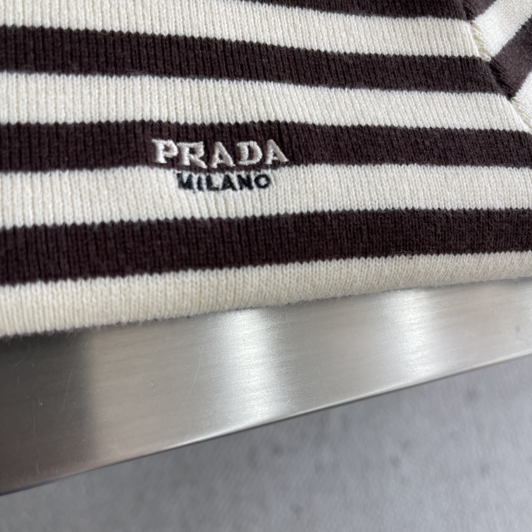 -PRAD 条纹刺绣圆领毛衣定织丝光羊毛混纺针织料 柔软细腻 舒适贴肤 奶油色的柔润与棕色的暖调在针织肌