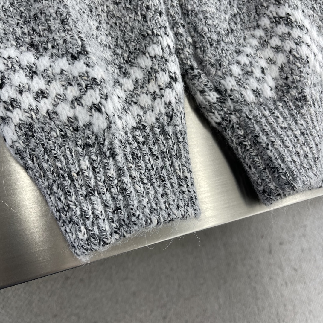 -驴牌 25ss新款针织束腰夹克向 2025 秋冬系列汲取灵感，以背部缤纷嵌花悉心描绘 Pharrell