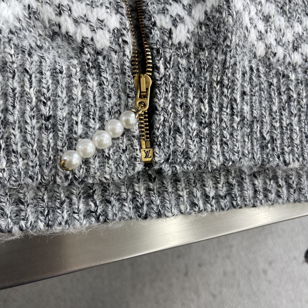 -驴牌 25ss新款针织束腰夹克向 2025 秋冬系列汲取灵感，以背部缤纷嵌花悉心描绘 Pharrell