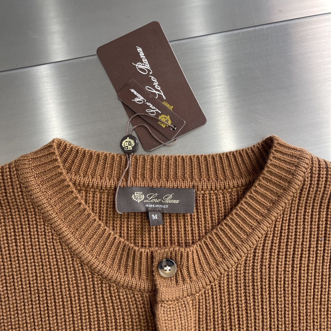 -Loro Piana 25ss新款针织毛衣纽扣圆领 卡其色 男女同款 高版本码数：S.M.L.XL.X