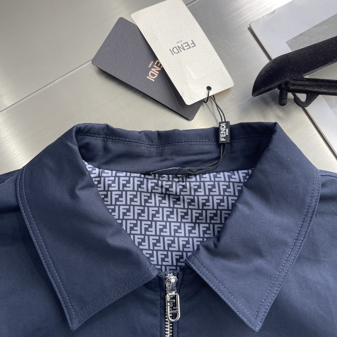 -FEND 25fw新款翻领华达呢夹克衫这款夹克翻领式设计，长袖带有袖口，落肩设计。配有侧袋和拉链胸袋。