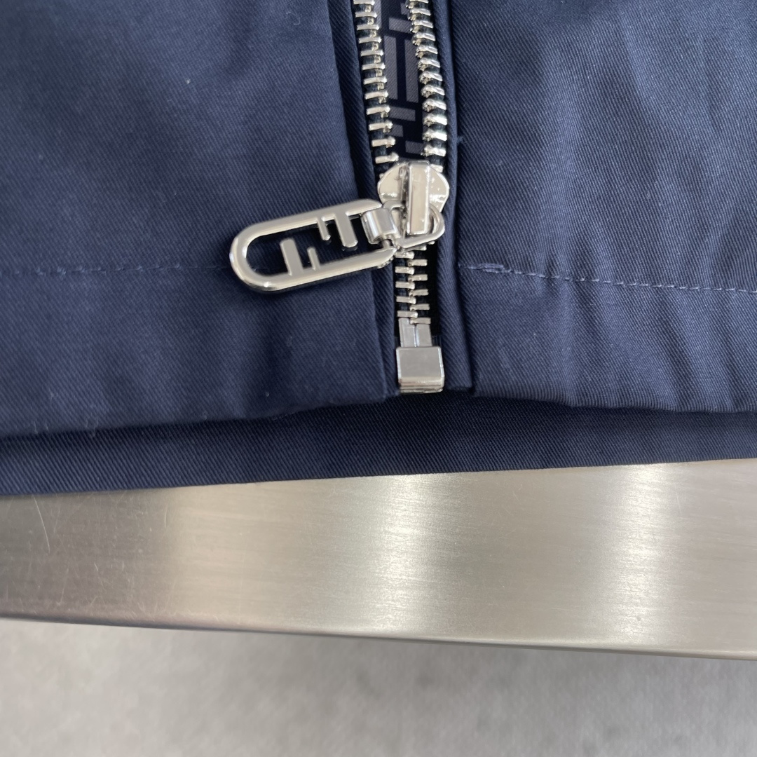 -FEND 25fw新款翻领华达呢夹克衫这款夹克翻领式设计，长袖带有袖口，落肩设计。配有侧袋和拉链胸袋。