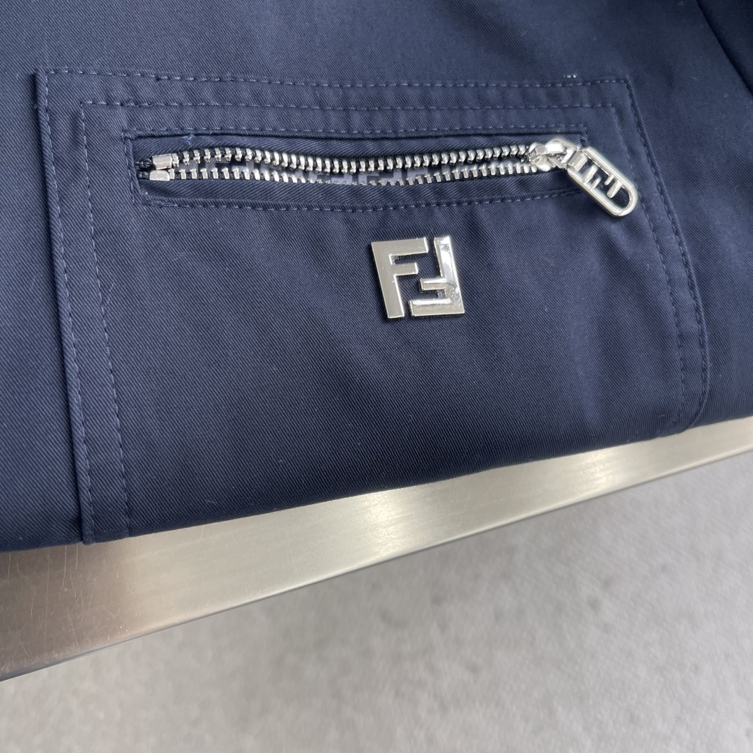 -FEND 25fw新款翻领华达呢夹克衫这款夹克翻领式设计，长袖带有袖口，落肩设计。配有侧袋和拉链胸袋。