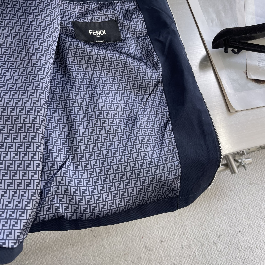 -FEND 25fw新款翻领华达呢夹克衫这款夹克翻领式设计，长袖带有袖口，落肩设计。配有侧袋和拉链胸袋。