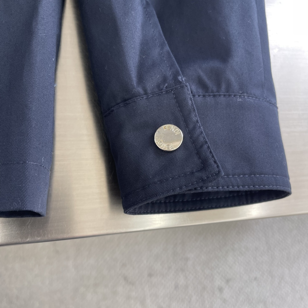 -FEND 25fw新款翻领华达呢夹克衫这款夹克翻领式设计，长袖带有袖口，落肩设计。配有侧袋和拉链胸袋。