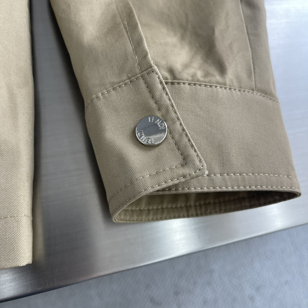 -FEND 25fw新款翻领华达呢夹克衫这款夹克翻领式设计，长袖带有袖口，落肩设计。配有侧袋和拉链胸袋。