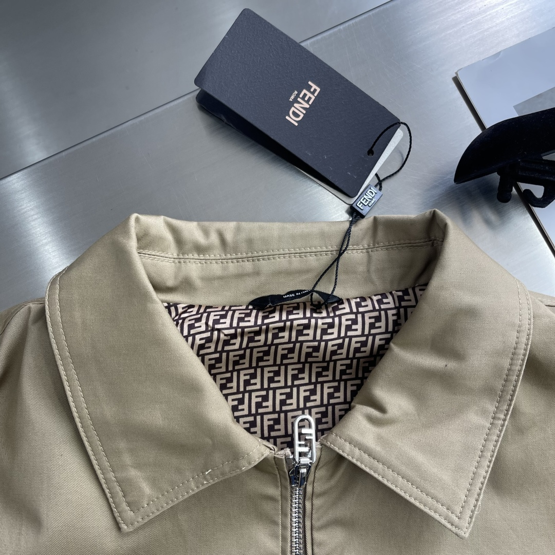 -FEND 25fw新款翻领华达呢夹克衫这款夹克翻领式设计，长袖带有袖口，落肩设计。配有侧袋和拉链胸袋。