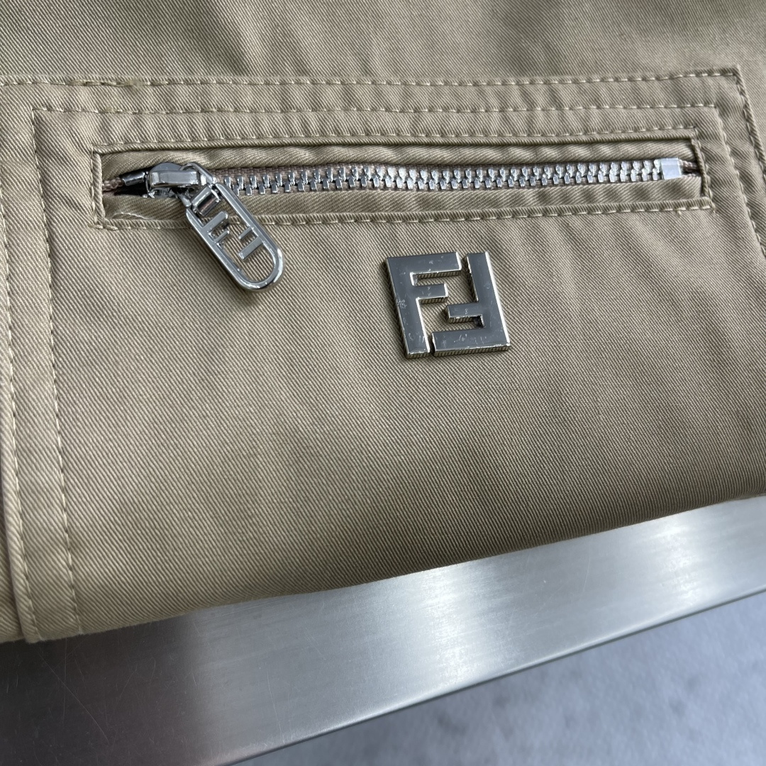 -FEND 25fw新款翻领华达呢夹克衫这款夹克翻领式设计，长袖带有袖口，落肩设计。配有侧袋和拉链胸袋。