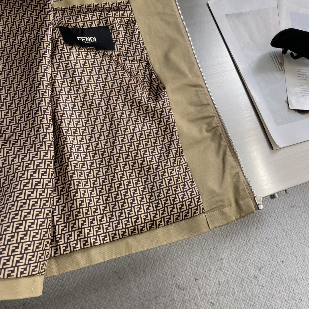 -FEND 25fw新款翻领华达呢夹克衫这款夹克翻领式设计，长袖带有袖口，落肩设计。配有侧袋和拉链胸袋。