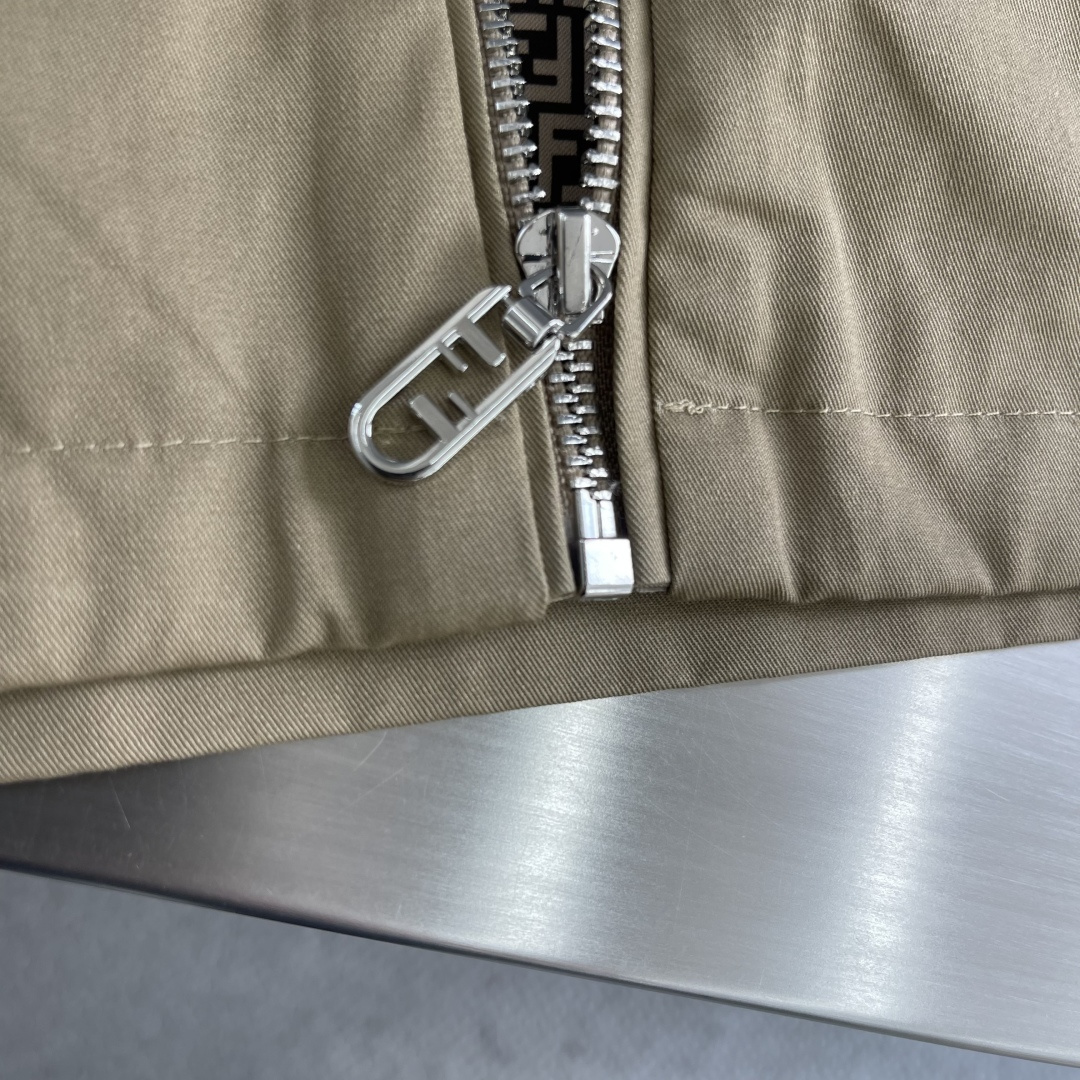 -FEND 25fw新款翻领华达呢夹克衫这款夹克翻领式设计，长袖带有袖口，落肩设计。配有侧袋和拉链胸袋。