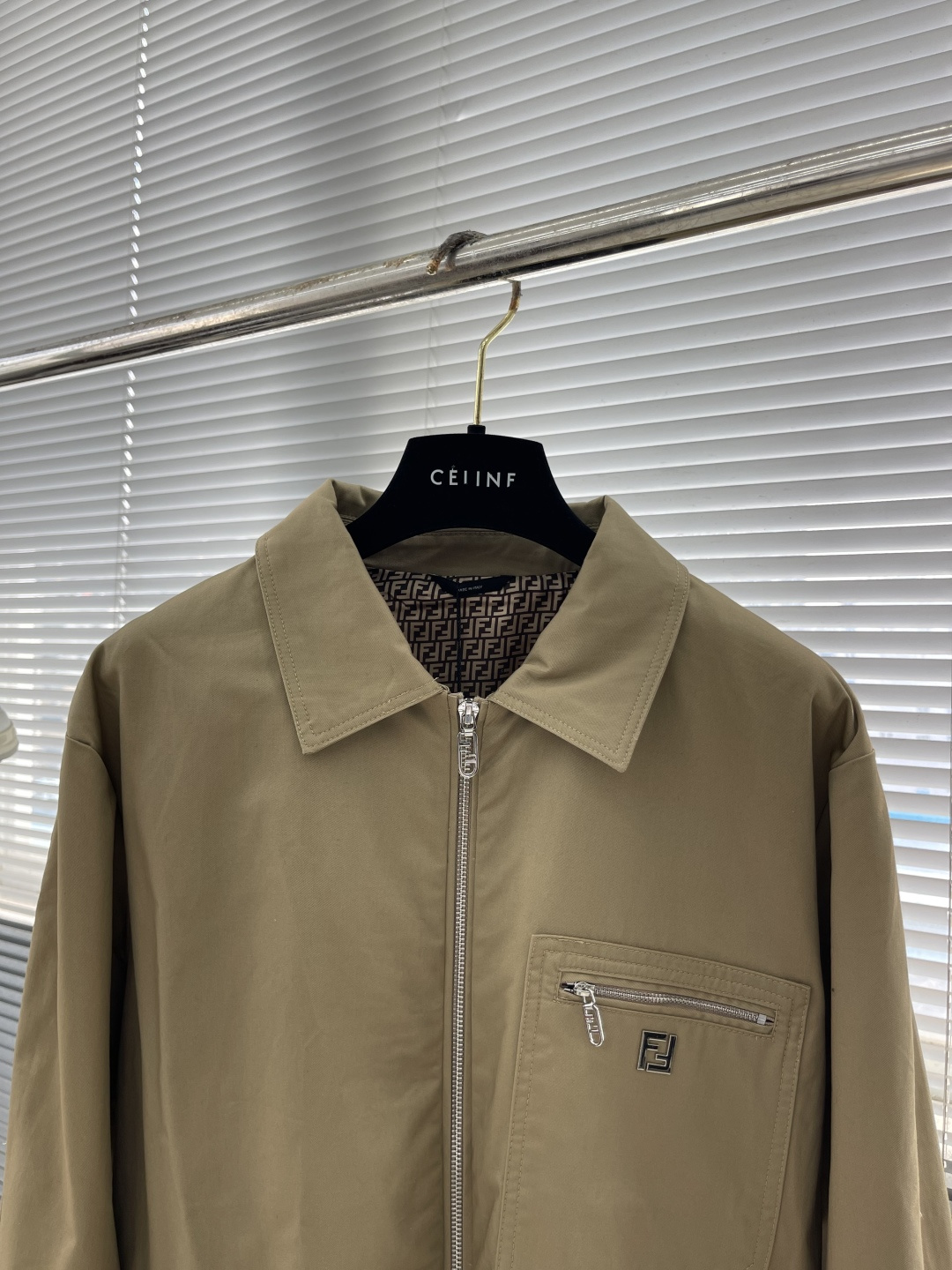 -FEND 25fw新款翻领华达呢夹克衫这款夹克翻领式设计，长袖带有袖口，落肩设计。配有侧袋和拉链胸袋。