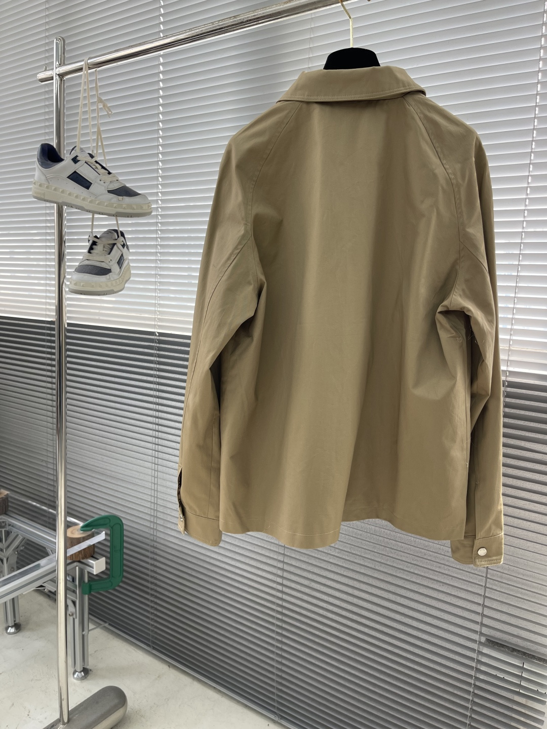 -FEND 25fw新款翻领华达呢夹克衫这款夹克翻领式设计，长袖带有袖口，落肩设计。配有侧袋和拉链胸袋。