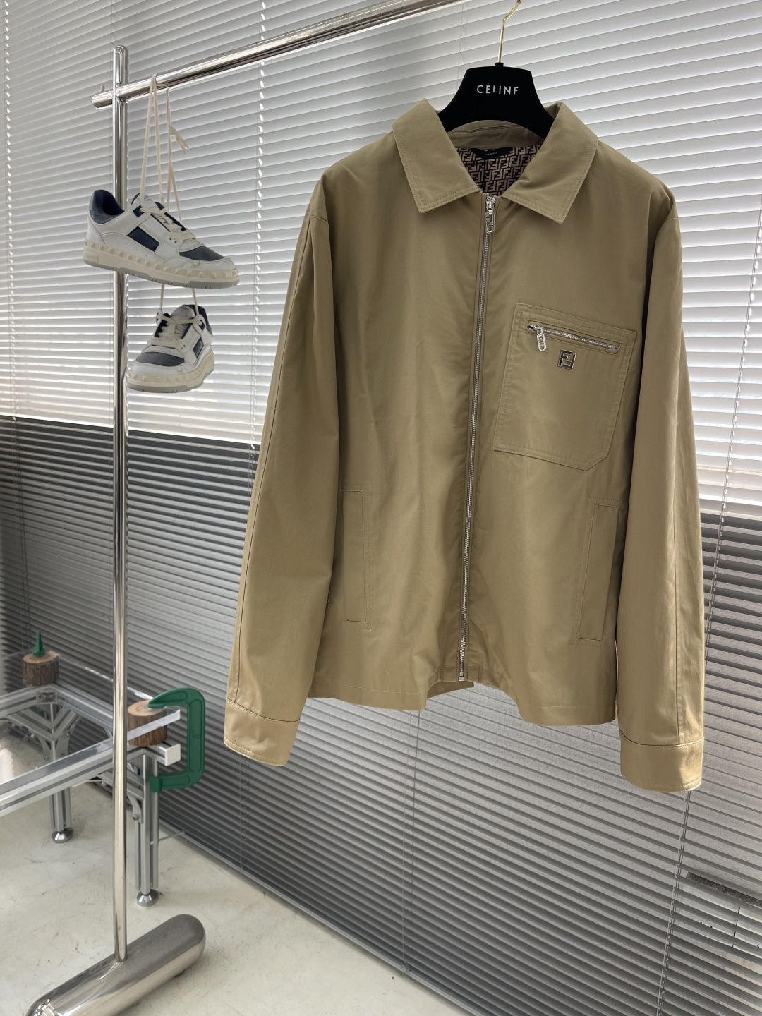 -FEND 25fw新款翻领华达呢夹克衫这款夹克翻领式设计，长袖带有袖口，落肩设计。配有侧袋和拉链胸袋。