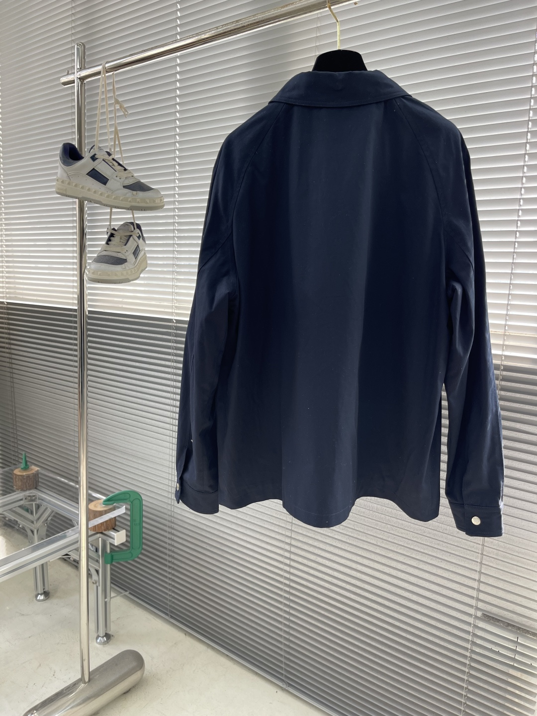 -FEND 25fw新款翻领华达呢夹克衫这款夹克翻领式设计，长袖带有袖口，落肩设计。配有侧袋和拉链胸袋。