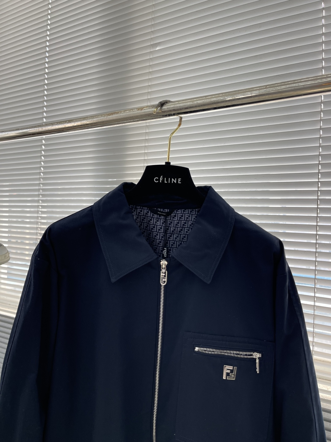 -FEND 25fw新款翻领华达呢夹克衫这款夹克翻领式设计，长袖带有袖口，落肩设计。配有侧袋和拉链胸袋。