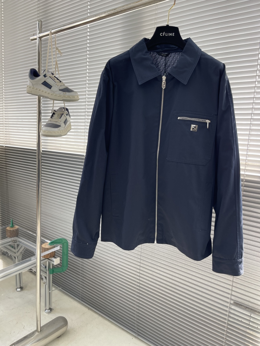 NO:743430,The highest version on the market, the girl inspects the goods, trims the three marks on the threads, and delivers pictures. If you want quality and service, add me on WeChat. We will not accept urgent orders. -FEND New Lapel Gabardine Jacket This jacket has a lapel design, long sleeves with cuffs, and a dropped shoulder design. It is equipped with side pockets and zippered chest pockets. Metal zipper closure. Stretch gabardine material with FF jacquard lining, front pockets decorated with custom palladium metal micro  FF logo. The style is very unique and elegant. It is versatile for business and casual wear. It is a must-have item for autumn!  Size 46 48 50 52 Length 68707274 Bust 116120 124 128 Shoulder width 47.5 49 50.5 52, Fendi-clothing, fendi, fendi, jackets & coats,19860909市面最高版本小妹验货、修剪线头上三标、发货可发图及拍视频,要品质要服务的加我微信,不接急单. -FEND 新款翻领华达呢夹克衫 这款夹克翻领式设计,长袖带有袖口,落肩设计.配有侧袋和拉链胸袋.金属拉链开合.弹力华达呢材质搭配有FF提花内衬,正面口袋饰有定制钯金属微型 FF标志.款式非常独特大气,商务休巨百搭,入秋必备单品！ 码数46 48 50 52 衣长68707274 胸围116120 124 128 肩宽 47.5 49 50.5 52,芬迪-服装,fendi,fendi,jackets & coats,,Women's clothing