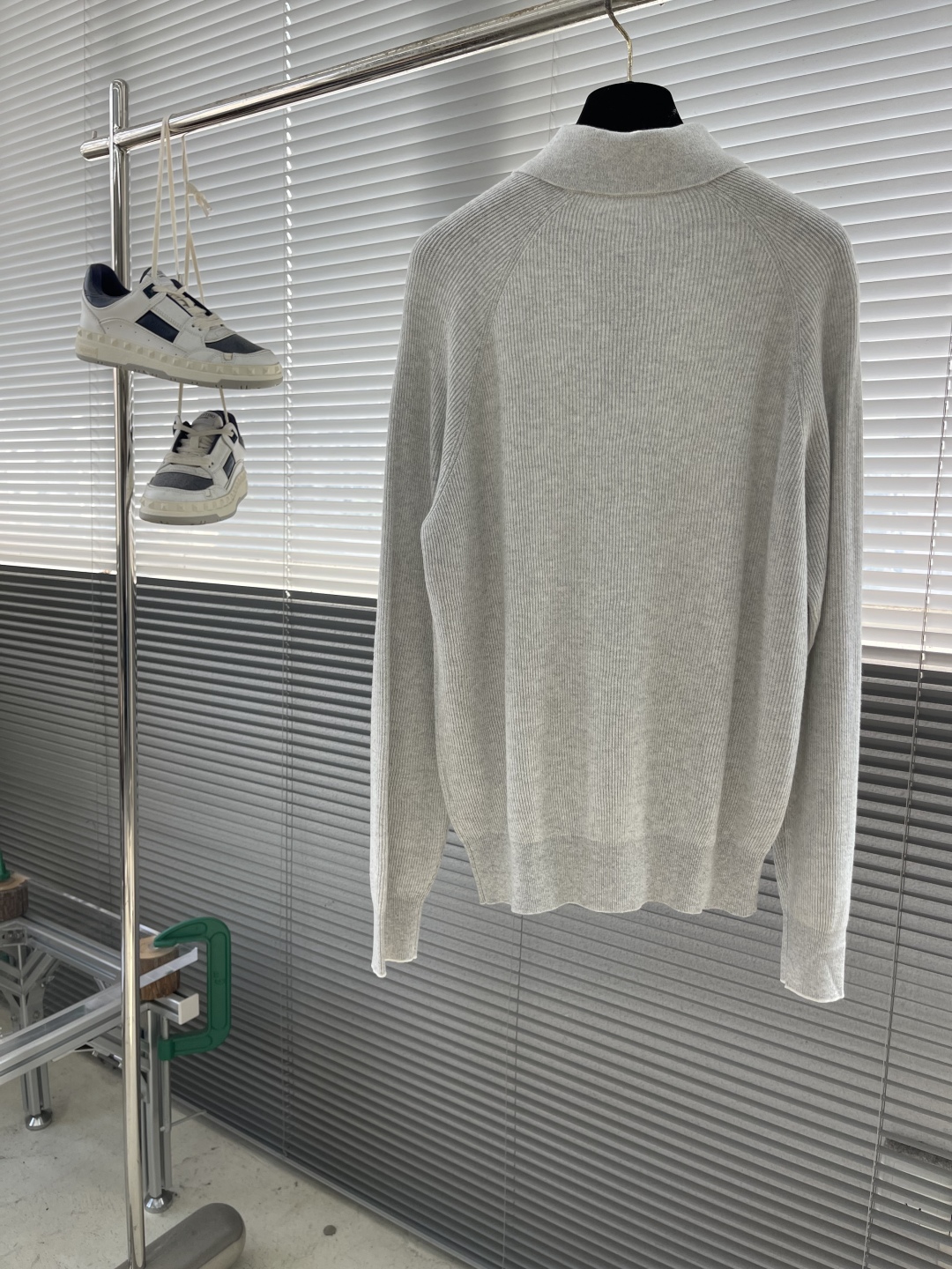 -BC 25fw新款翻领针织衫。这款针织衫采用100%进口长绒棉面料和14针针法制作而成，面料细腻柔软，