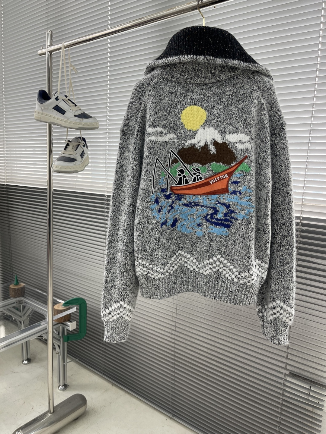 -驴牌 25ss新款针织束腰夹克向 2025 秋冬系列汲取灵感，以背部缤纷嵌花悉心描绘 Pharrell