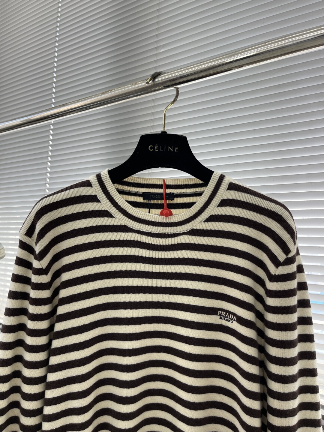 -PRAD 条纹刺绣圆领毛衣定织丝光羊毛混纺针织料 柔软细腻 舒适贴肤 奶油色的柔润与棕色的暖调在针织肌