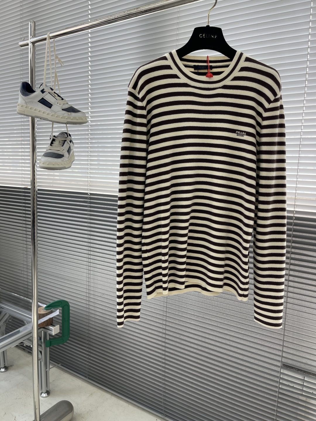 -PRAD 条纹刺绣圆领毛衣定织丝光羊毛混纺针织料 柔软细腻 舒适贴肤 奶油色的柔润与棕色的暖调在针织肌