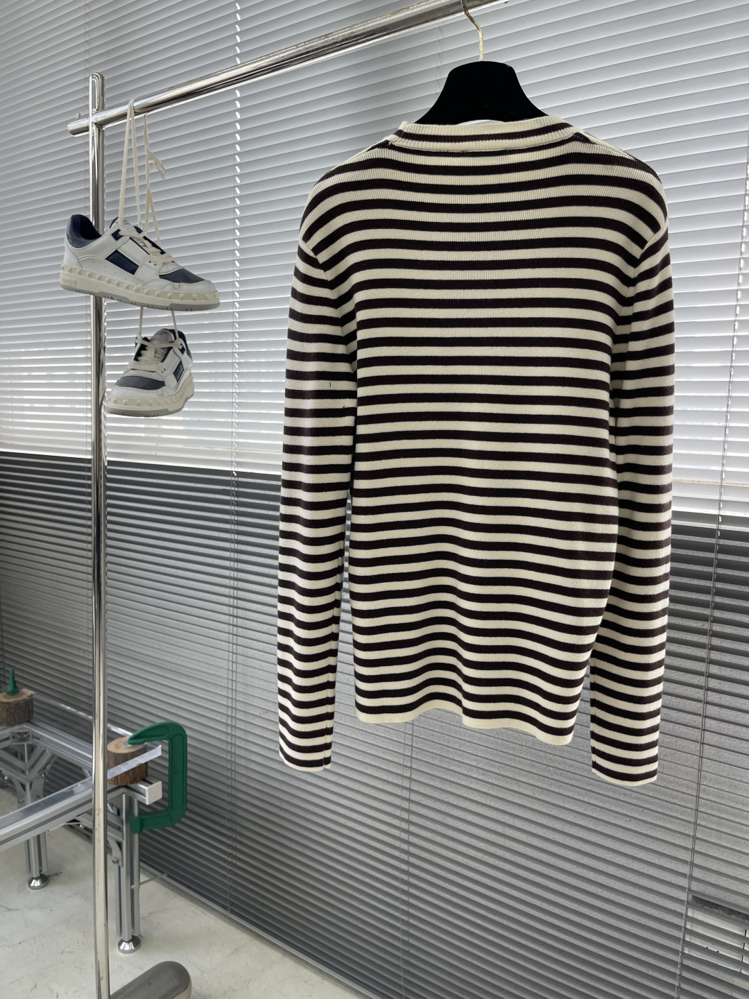 -PRAD 条纹刺绣圆领毛衣定织丝光羊毛混纺针织料 柔软细腻 舒适贴肤 奶油色的柔润与棕色的暖调在针织肌