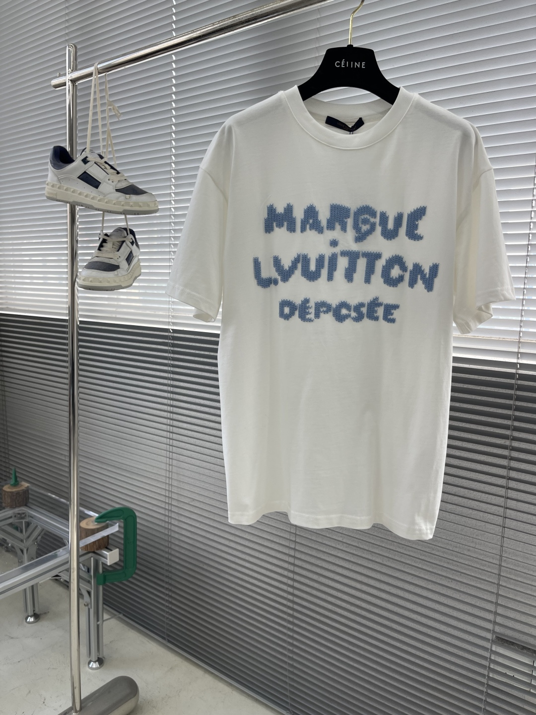 -驴牌 25fw中空绣花短袖棉质平纹针织T恤采用勾毛刺绣手法精心制作，是秋冬季搭配外套轻松易穿的单品。它