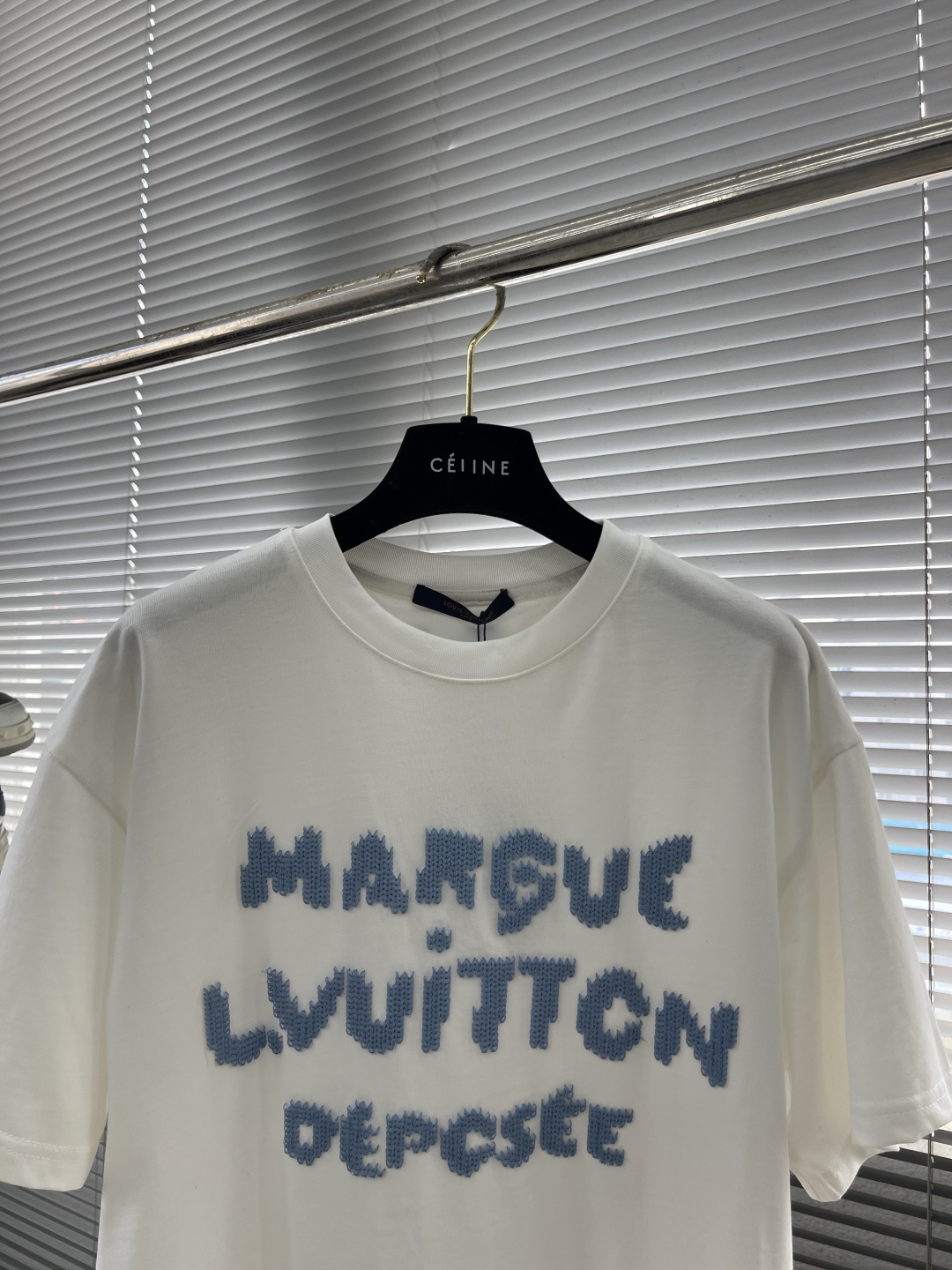 -驴牌 25fw中空绣花短袖棉质平纹针织T恤采用勾毛刺绣手法精心制作，是秋冬季搭配外套轻松易穿的单品。它