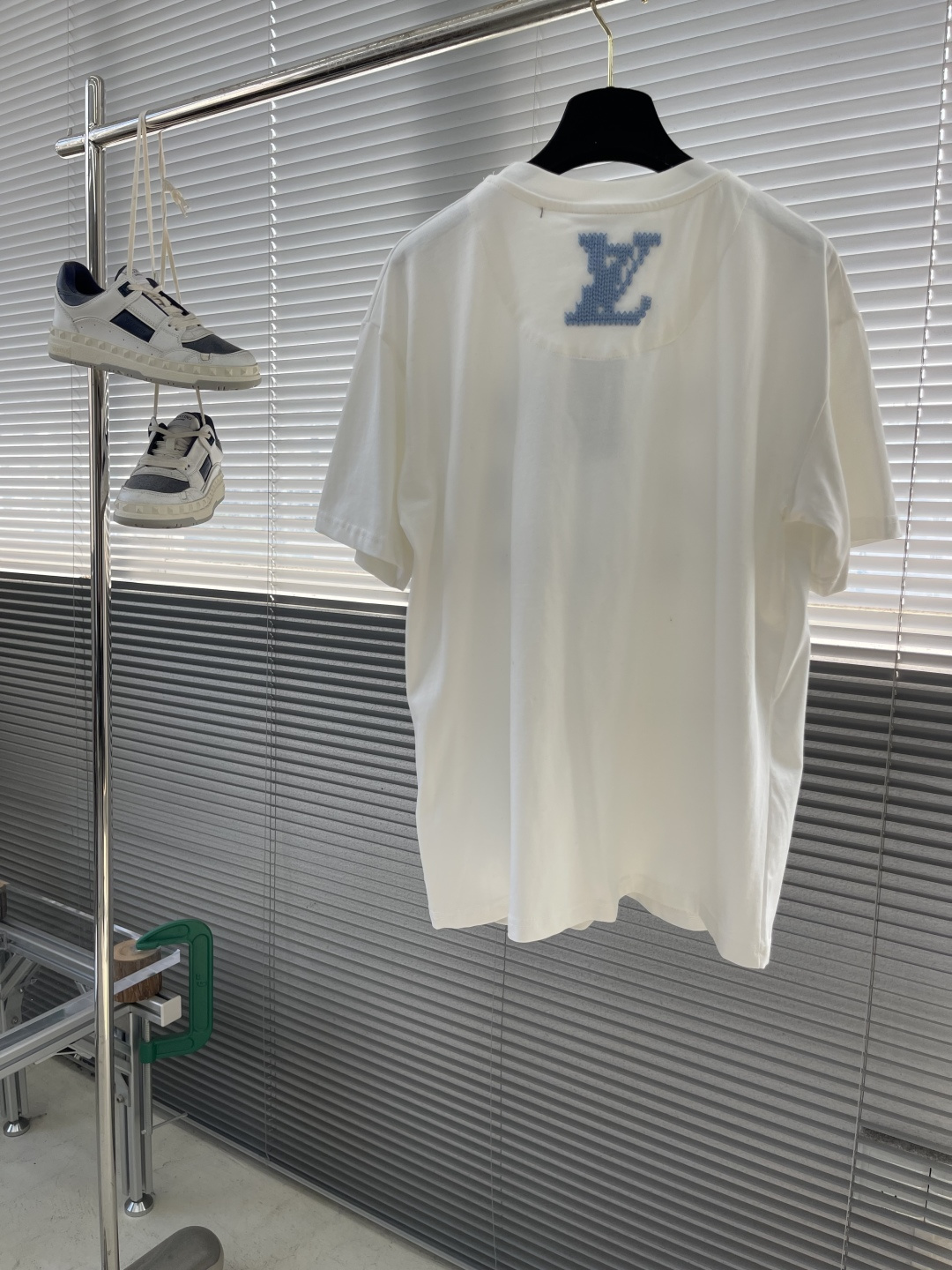 -驴牌 25fw中空绣花短袖棉质平纹针织T恤采用勾毛刺绣手法精心制作，是秋冬季搭配外套轻松易穿的单品。它