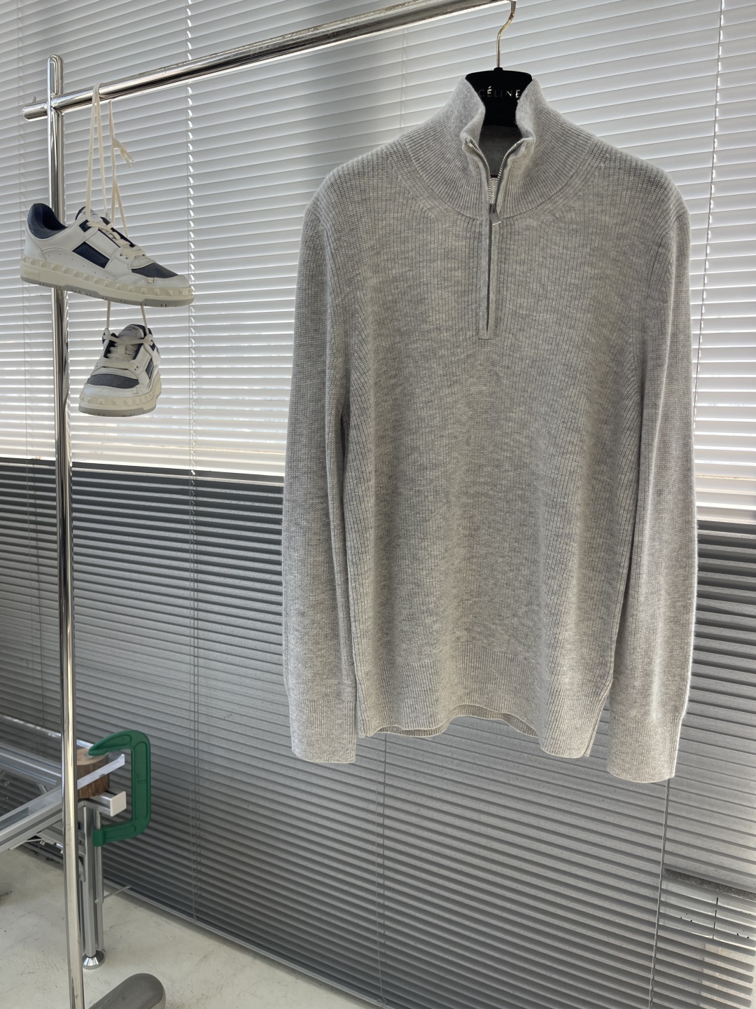 -loro Piana 25fw新款半拉链高领毛衣，这款毛衣采用常规版型和带金属拉链头的半拉链门禁，衣领