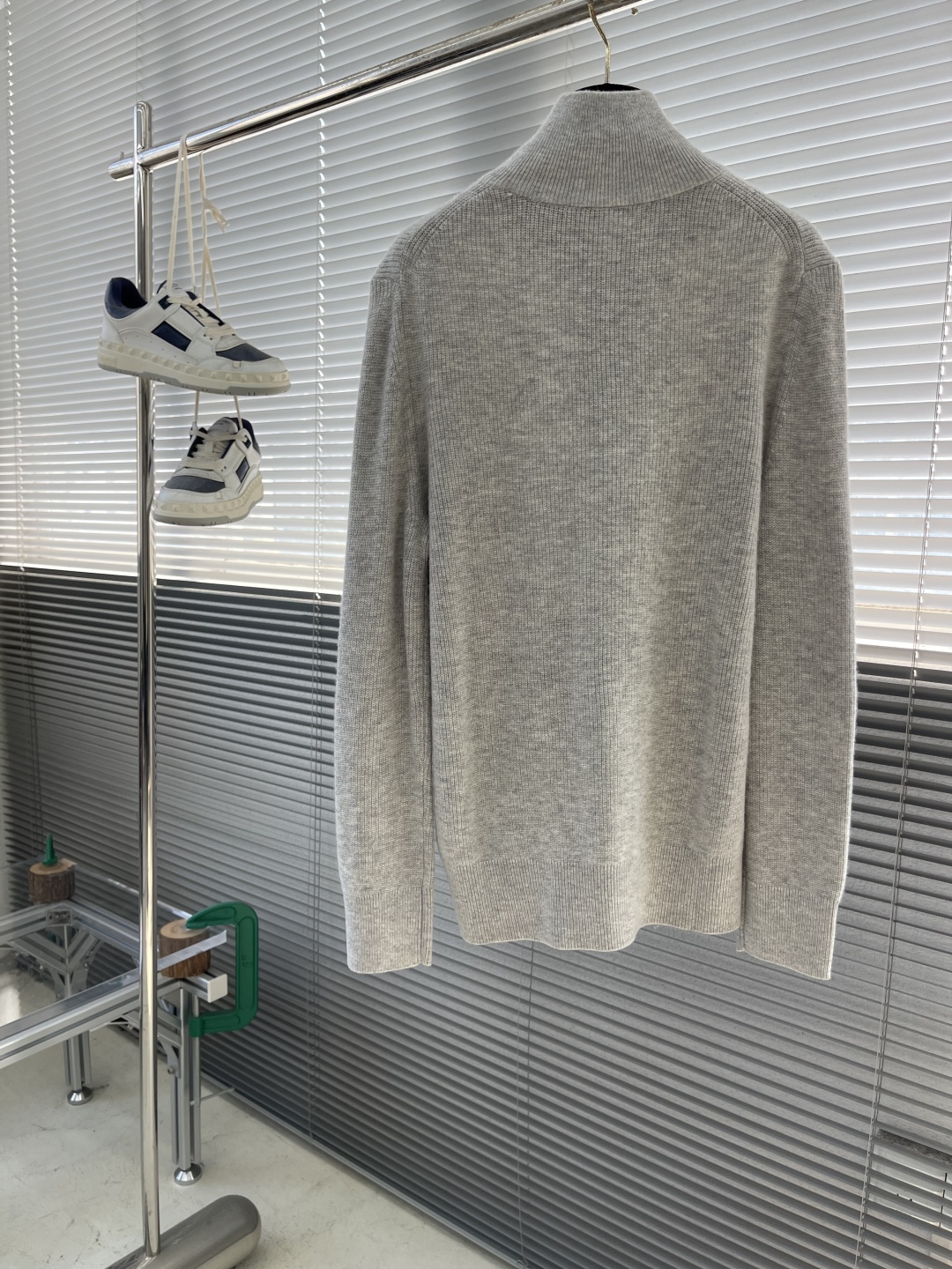 -loro Piana 25fw新款半拉链高领毛衣，这款毛衣采用常规版型和带金属拉链头的半拉链门禁，衣领