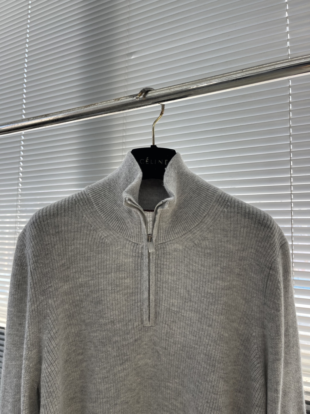 -loro Piana 25fw新款半拉链高领毛衣，这款毛衣采用常规版型和带金属拉链头的半拉链门禁，衣领
