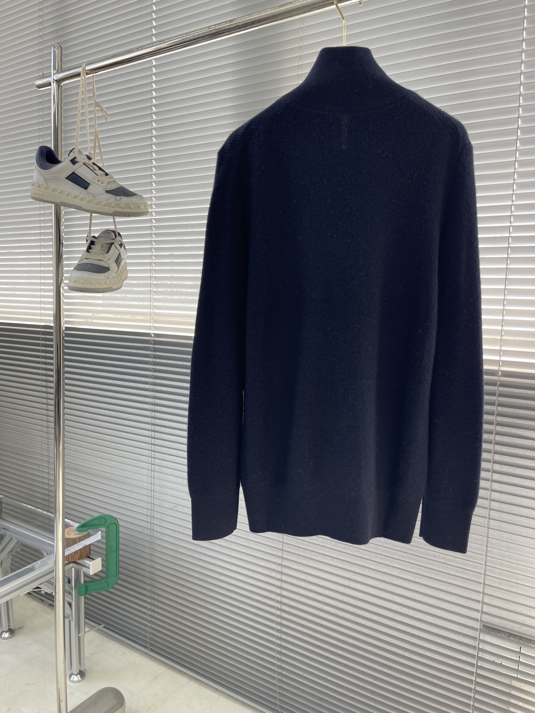 -loro Piana 25fw新款半拉链高领毛衣，这款毛衣采用常规版型和带金属拉链头的半拉链门禁，衣领