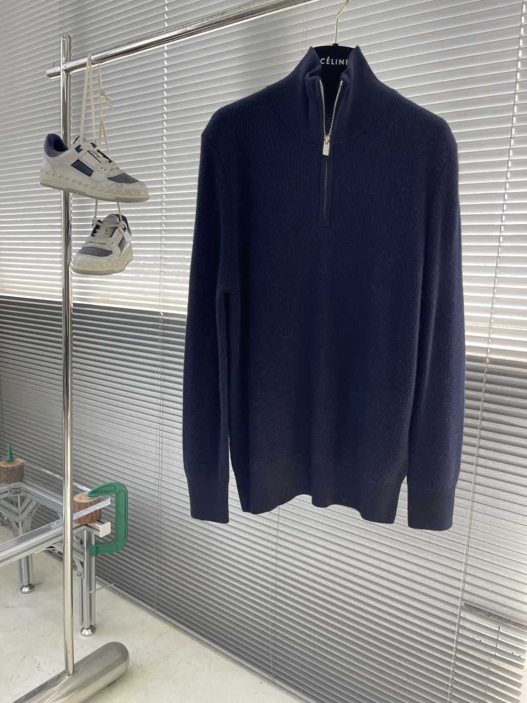 -loro Piana 25fw新款半拉链高领毛衣，这款毛衣采用常规版型和带金属拉链头的半拉链门禁，衣领