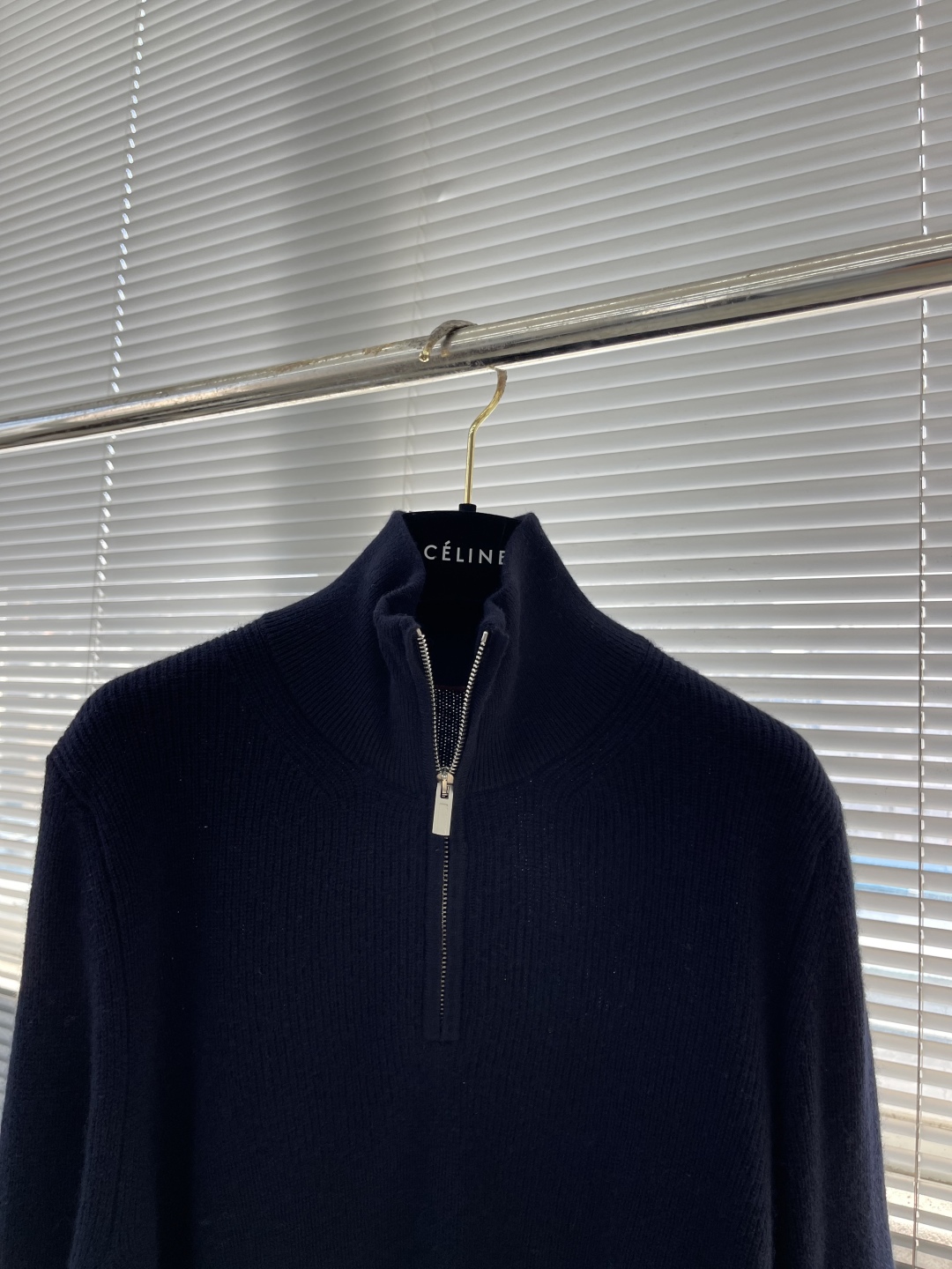 -loro Piana 25fw新款半拉链高领毛衣，这款毛衣采用常规版型和带金属拉链头的半拉链门禁，衣领