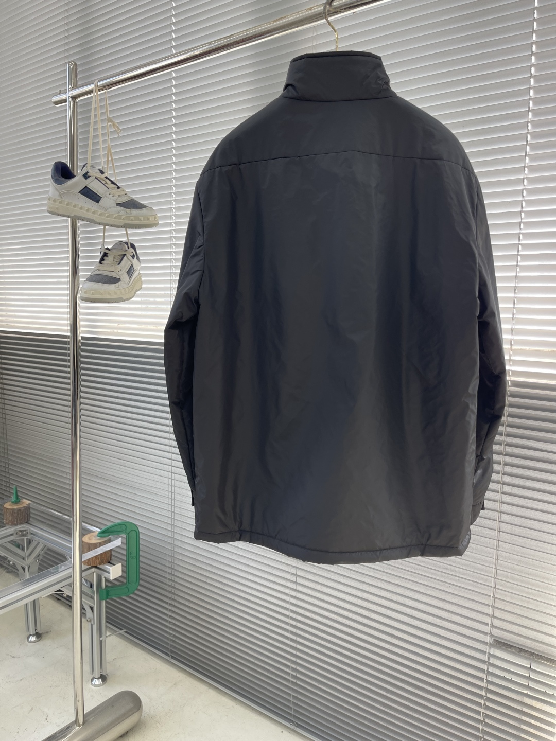 -PRAD 25新款立领三角微标棉夹克，此款夹克以立领式设计，双拉链开合，前胸拉链小标袋搭配有独家三角微