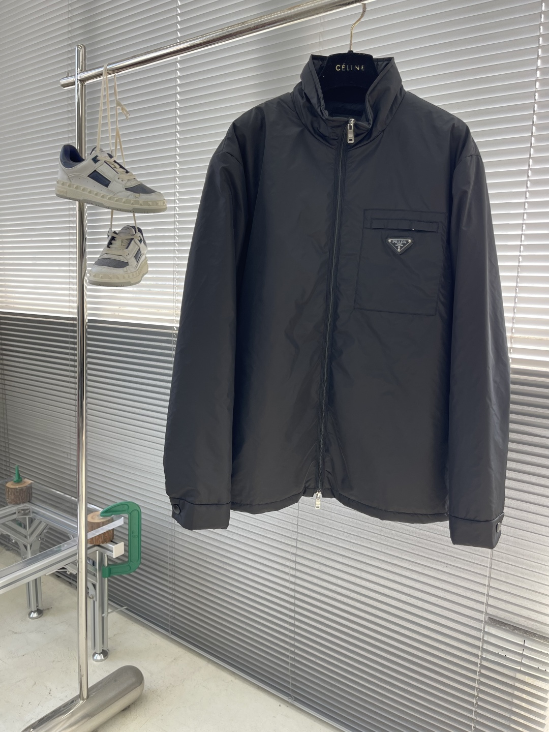 -PRAD 25新款立领三角微标棉夹克，此款夹克以立领式设计，双拉链开合，前胸拉链小标袋搭配有独家三角微